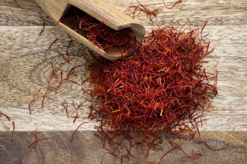 زعفران نگین طبیعی با رشته های سالم و عطر دلپذیر